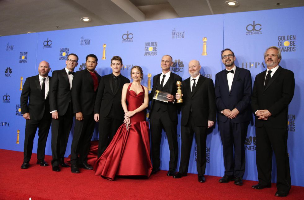 Todo el equipo de 'The Americans' posa durante la gala de entrega de los Globos de Oro. Ha sido la ganadora en la categoría de drama. Se tarta de una serie veterana que ha terminado este año tras cerrar su sexta temporada. Los protagonistas son un matrimonio de espías rusos en Estados Unidos. Todo el equipo de 'The Americans' posa durante la gala de entrega de los Globos de Oro. Ha sido la ganadora en la categoría de drama. Se tarta de una serie veterana que ha terminado este año tras cerrar su sexta temporada. Los protagonistas son un matrimonio de espías rusos en Estados Unidos.