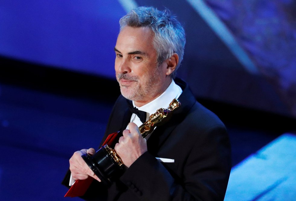 El director mexicano Alfonso Cuaron recoge una de sus estatuillas.