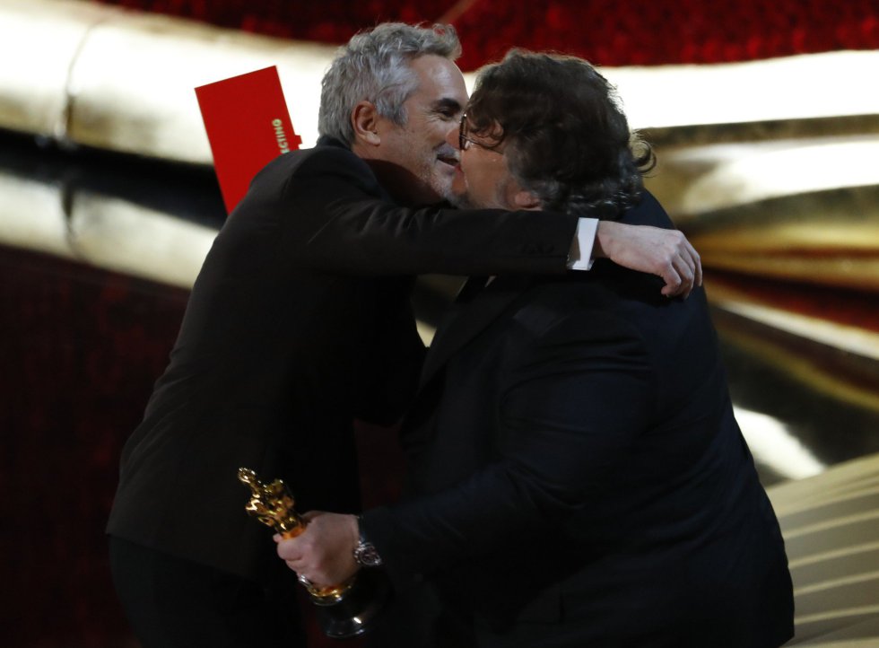 Alfonso Cuarón recibe el Óscar de Guillermo del Toro.