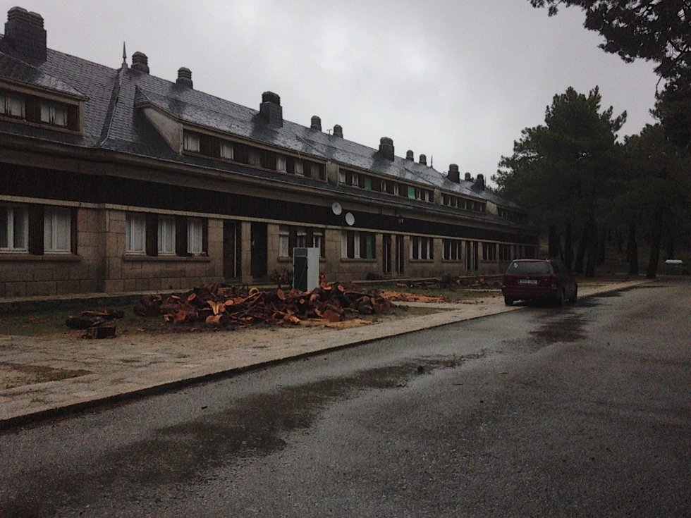 Edificio 'la colonia'. Zona de residnecia de los funcionarios de Patrominio del Estado y guardias civiles que custodiaban el recinto. Edificio 'la colonia'. Zona de residnecia de los funcionarios de Patrominio del Estado y guardias civiles que custodiaban el recinto.