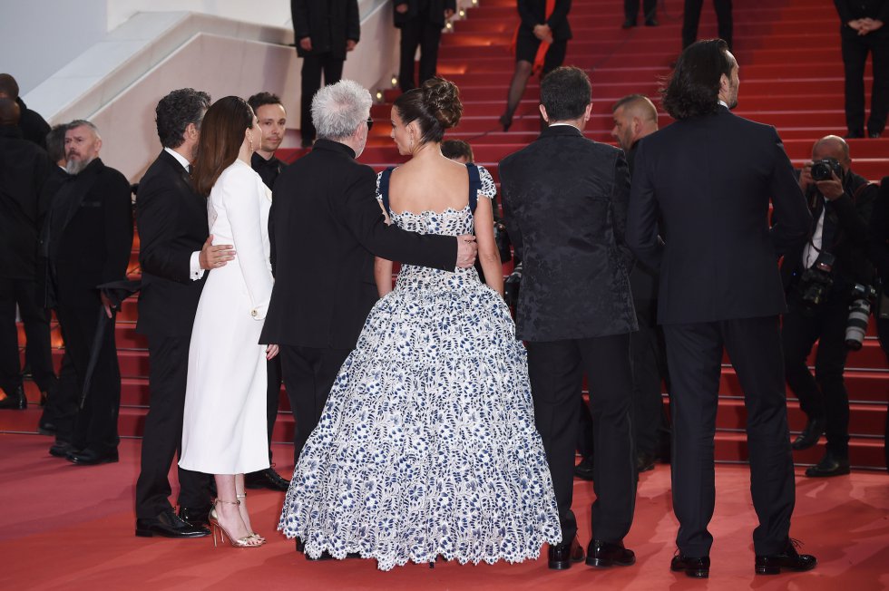 CANNES, FRANCE - MAY 17: (L-R) Leonardo Sbaraglia, Nieves Alvarez, Pedro Almodovar, Penelope Cruz, wearing Atelier Swarovski Fine Jewelry, Antonio Banderas and Asier Etxeandia attend the screening of "Pain And Glory (Dolor Y Gloria/Douleur Et Gloire)" during the 72nd annual Cannes Film Festival on May 17, 2019 in Cannes, France. (Photo by Pascal Le Segretain/Getty Images) CANNES, FRANCE - MAY 17: (L-R) Leonardo Sbaraglia, Nieves Alvarez, Pedro Almodovar, Penelope Cruz, wearing Atelier Swarovski Fine Jewelry, Antonio Banderas and Asier Etxeandia attend the screening of "Pain And Glory (Dolor Y Gloria/Douleur Et Gloire)" during the 72nd annual Cannes Film Festival on May 17, 2019 in Cannes, France. (Photo by Pascal Le Segretain/Getty Images)