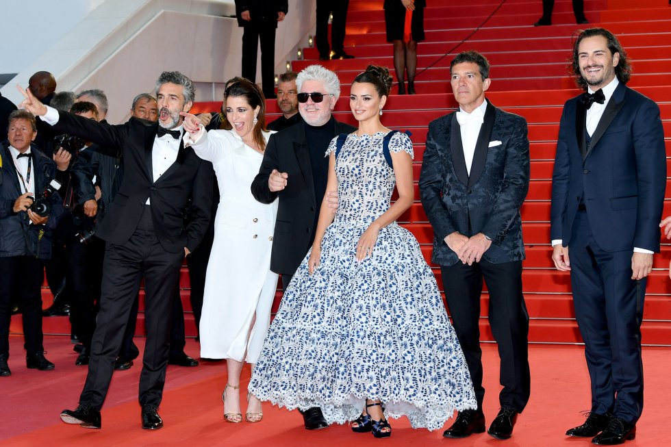 CANNES, FRANCE - MAY 17: (L-R) Leonardo Sbaraglia, Nieves Alvarez, Pedro Almodovar, Penelope Cruz, wearing Atelier Swarovski Fine Jewelry, Antonio Banderas and Asier Etxeandia attend the screening of "Pain And Glory (Dolor Y Gloria/Douleur Et Gloire)" during the 72nd annual Cannes Film Festival on May 17, 2019 in Cannes, France. (Photo by Dominique Charriau/WireImage) CANNES, FRANCE - MAY 17: (L-R) Leonardo Sbaraglia, Nieves Alvarez, Pedro Almodovar, Penelope Cruz, wearing Atelier Swarovski Fine Jewelry, Antonio Banderas and Asier Etxeandia attend the screening of "Pain And Glory (Dolor Y Gloria/Douleur Et Gloire)" during the 72nd annual Cannes Film Festival on May 17, 2019 in Cannes, France. (Photo by Dominique Charriau/WireImage)