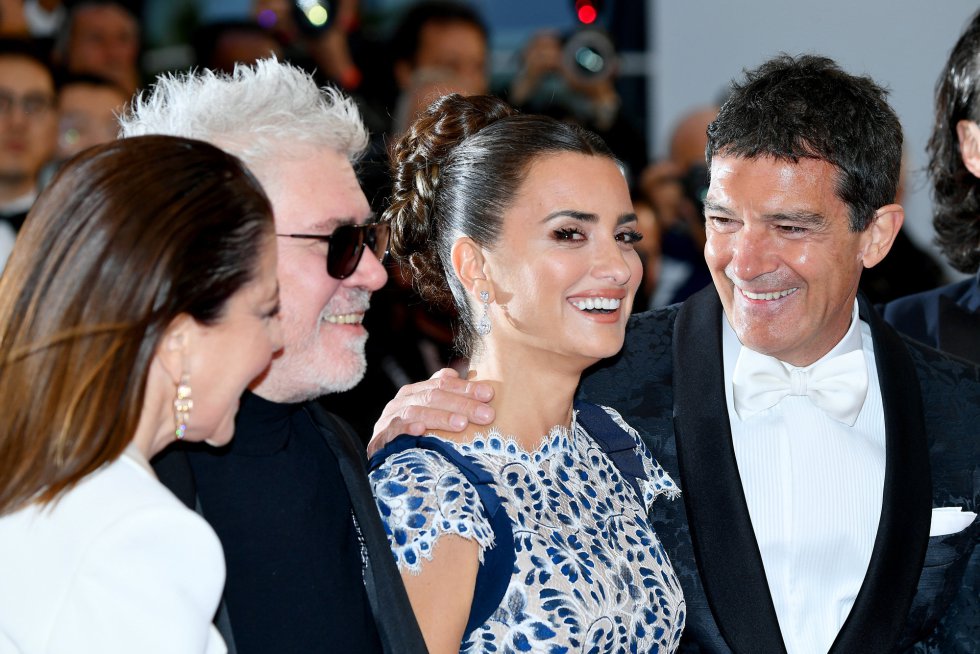 CANNES, FRANCE - MAY 17: (L-R) Nieves Alvarez, Pedro Almodóvar, Penelope Cruz, wearing Atelier Swarovski Fine Jewelry and Antonio Banderas attend the screening of "Pain And Glory (Dolor Y Gloria/Douleur Et Gloire)" during the 72nd annual Cannes Film Festival on May 17, 2019 in Cannes, France. (Photo by Dominique Charriau/WireImage) CANNES, FRANCE - MAY 17: (L-R) Nieves Alvarez, Pedro Almodóvar, Penelope Cruz, wearing Atelier Swarovski Fine Jewelry and Antonio Banderas attend the screening of "Pain And Glory (Dolor Y Gloria/Douleur Et Gloire)" during the 72nd annual Cannes Film Festival on May 17, 2019 in Cannes, France. (Photo by Dominique Charriau/WireImage)