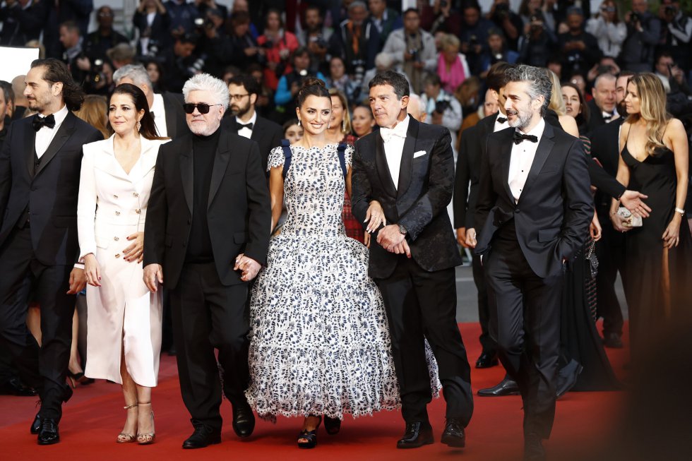 CANNES, FRANCE - MAY 17: (L-R) Asier Etxeandia, Nieves Alvarez, Pedro Almodovar, Penelope Cruz, wearing Atelier Swarovski Fine Jewelry, Antonio Banderas and Leonardo Sbaraglia attend the screening of "Pain And Glory (Dolor Y Gloria/Douleur Et Gloire)" during the 72nd annual Cannes Film Festival on May 17, 2019 in Cannes, France. (Photo by John Phillips/Getty Images) CANNES, FRANCE - MAY 17: (L-R) Asier Etxeandia, Nieves Alvarez, Pedro Almodovar, Penelope Cruz, wearing Atelier Swarovski Fine Jewelry, Antonio Banderas and Leonardo Sbaraglia attend the screening of "Pain And Glory (Dolor Y Gloria/Douleur Et Gloire)" during the 72nd annual Cannes Film Festival on May 17, 2019 in Cannes, France. (Photo by John Phillips/Getty Images)