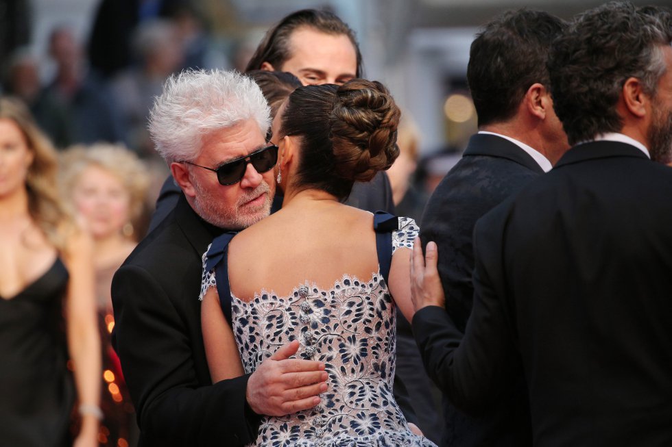 CANNES, FRANCE - MAY 17: Pedro Almodóvar and Penelope Cruz, wearing Atelier Swarovski Fine Jewelry, attend the screening of "Pain And Glory (Dolor Y Gloria/Douleur Et Gloire)" during the 72nd annual Cannes Film Festival on May 17, 2019 in Cannes, France. (Photo by Gisela Schober/Getty Images) CANNES, FRANCE - MAY 17: Pedro Almodóvar and Penelope Cruz, wearing Atelier Swarovski Fine Jewelry, attend the screening of "Pain And Glory (Dolor Y Gloria/Douleur Et Gloire)" during the 72nd annual Cannes Film Festival on May 17, 2019 in Cannes, France. (Photo by Gisela Schober/Getty Images)
