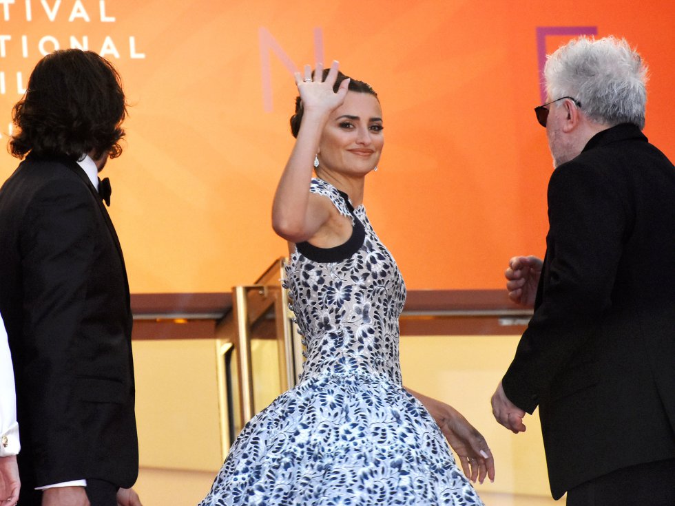 CANNES, FRANCE - MAY 17: (L-R) Penelope Cruz, Director Pedro Almodovar and Leonardo Sbaraglia attend the screening of "Pain And Glory (Dolor Y Gloria/Douleur Et Gloire)" during the 72nd annual Cannes Film Festival on May 17, 2019 in Cannes, France. Photo by Foc Kan/FilmMagic) CANNES, FRANCE - MAY 17: (L-R) Penelope Cruz, Director Pedro Almodovar and Leonardo Sbaraglia attend the screening of "Pain And Glory (Dolor Y Gloria/Douleur Et Gloire)" during the 72nd annual Cannes Film Festival on May 17, 2019 in Cannes, France. Photo by Foc Kan/FilmMagic)