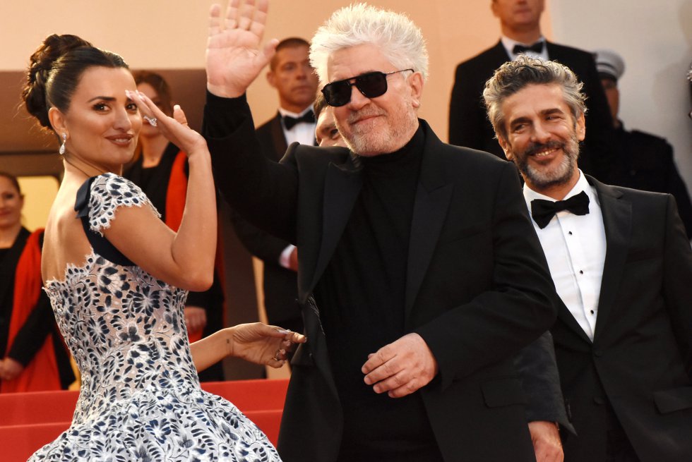 CANNES, FRANCE - MAY 17: (L-R) Penelope Cruz, Director Pedro Almodovar and Leonardo Sbaraglia attend the screening of "Pain And Glory (Dolor Y Gloria/Douleur Et Gloire)" during the 72nd annual Cannes Film Festival on May 17, 2019 in Cannes, France. Photo by Foc Kan/FilmMagic) CANNES, FRANCE - MAY 17: (L-R) Penelope Cruz, Director Pedro Almodovar and Leonardo Sbaraglia attend the screening of "Pain And Glory (Dolor Y Gloria/Douleur Et Gloire)" during the 72nd annual Cannes Film Festival on May 17, 2019 in Cannes, France. Photo by Foc Kan/FilmMagic)