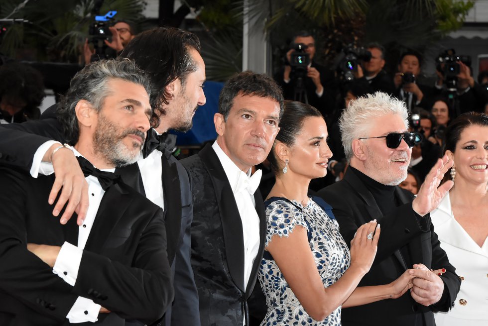 CANNES, FRANCE - MAY 17: (L-R) Leonardo Sbaraglia, Asier Etxeandia, Antonio Banderas, Penelope Cruz, Director Pedro Almodovar and Nora Navas attend the screening of "Pain And Glory (Dolor Y Gloria/Douleur Et Gloire)" during the 72nd annual Cannes Film Festival on May 17, 2019 in Cannes, France. Photo by Foc Kan/FilmMagic) CANNES, FRANCE - MAY 17: (L-R) Leonardo Sbaraglia, Asier Etxeandia, Antonio Banderas, Penelope Cruz, Director Pedro Almodovar and Nora Navas attend the screening of "Pain And Glory (Dolor Y Gloria/Douleur Et Gloire)" during the 72nd annual Cannes Film Festival on May 17, 2019 in Cannes, France. Photo by Foc Kan/FilmMagic)
