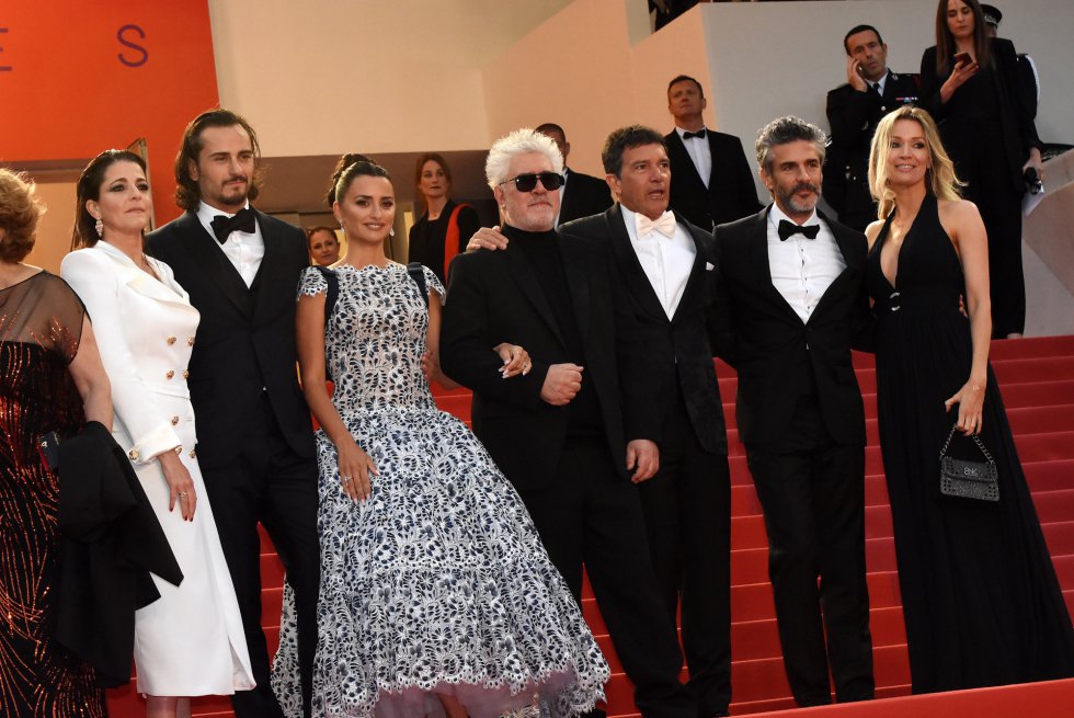 CANNES, FRANCE - MAY 17: (L-R) Nora Navas, Asier Etxeandia, Penelope Cruz, Director Pedro Almodovar, Antonio Banderas, Leonardo Sbaraglia and Nicole Kimpel attend the screening of "Pain And Glory (Dolor Y Gloria/Douleur Et Gloire)" during the 72nd annual Cannes Film Festival on May 17, 2019 in Cannes, France. Photo by Foc Kan/FilmMagic) CANNES, FRANCE - MAY 17: (L-R) Nora Navas, Asier Etxeandia, Penelope Cruz, Director Pedro Almodovar, Antonio Banderas, Leonardo Sbaraglia and Nicole Kimpel attend the screening of "Pain And Glory (Dolor Y Gloria/Douleur Et Gloire)" during the 72nd annual Cannes Film Festival on May 17, 2019 in Cannes, France. Photo by Foc Kan/FilmMagic)