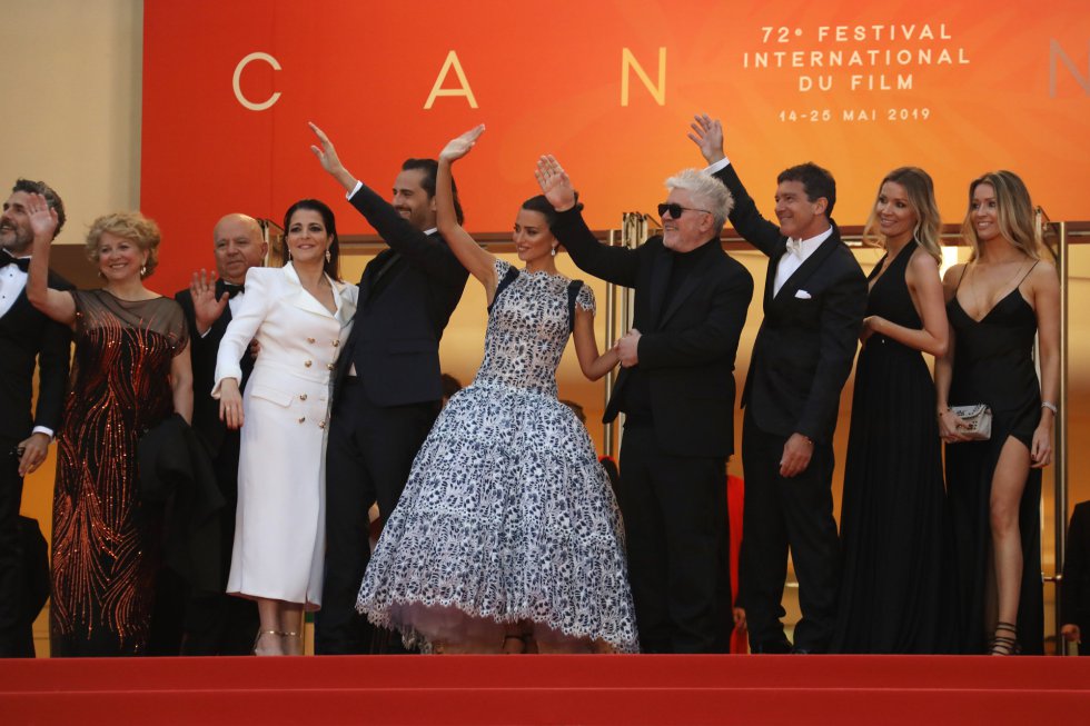 CANNES, FRANCE - MAY 17: Nora Navas, Asier Etxeandia, Penelope Cruz, wearing Atelier Swarovski Fine Jewelry, Director Pedro Almodovar, Antonio Banderas, Nicole Kimpel and her twin sister attend the screening of "Pain And Glory (Dolor Y Gloria/ Douleur Et Glorie)" during the 72nd annual Cannes Film Festival on May 17, 2019 in Cannes, France. (Photo by Tony Barson/FilmMagic) CANNES, FRANCE - MAY 17: Nora Navas, Asier Etxeandia, Penelope Cruz, wearing Atelier Swarovski Fine Jewelry, Director Pedro Almodovar, Antonio Banderas, Nicole Kimpel and her twin sister attend the screening of "Pain And Glory (Dolor Y Gloria/ Douleur Et Glorie)" during the 72nd annual Cannes Film Festival on May 17, 2019 in Cannes, France. (Photo by Tony Barson/FilmMagic)