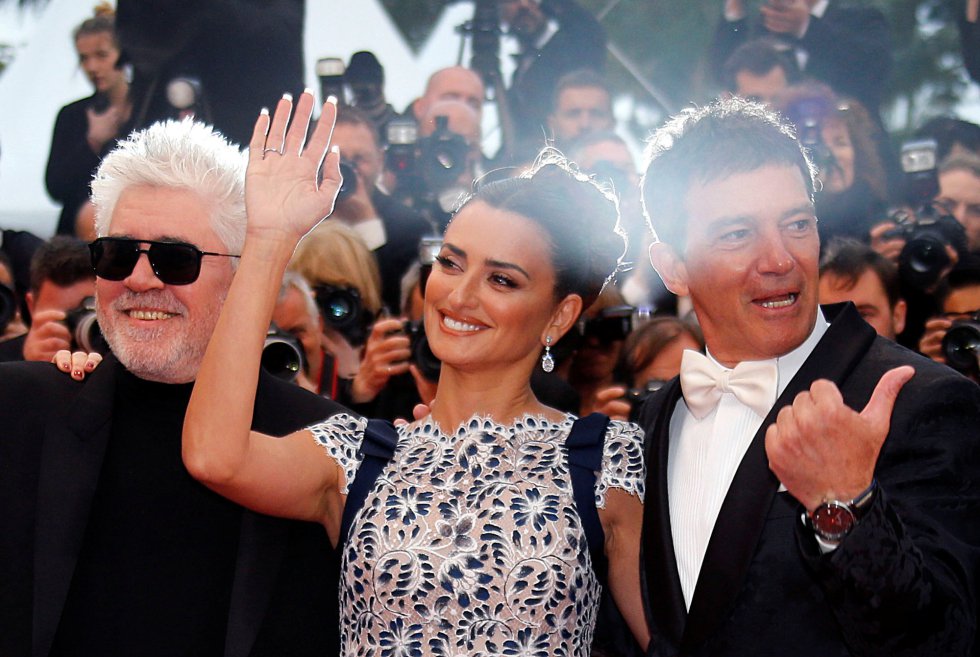 72nd Cannes Film Festival - Screening of the film "Pain and Glory" (Dolor y gloria) in competition - Red Carpet Arrivals - Cannes, France, May 17, 2019. Director Pedro Almodovar, Penelope Cruz, and Antonio Banderas pose. REUTERS/Regis Duvignau TPX IMAGES OF THE DAY 72nd Cannes Film Festival - Screening of the film "Pain and Glory" (Dolor y gloria) in competition - Red Carpet Arrivals - Cannes, France, May 17, 2019. Director Pedro Almodovar, Penelope Cruz, and Antonio Banderas pose. REUTERS/Regis Duvignau TPX IMAGES OF THE DAY