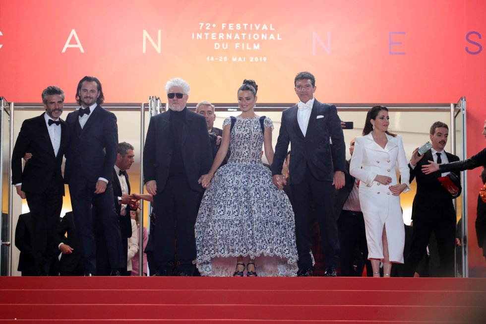 CANNES, FRANCE - MAY 17: (L-R) Leonardo Sbaraglia, Asier Etxeandia, Director Pedro Almodovar, Penelope Cruz, wearing Atelier Swarovski Fine Jewelry, Antonio Banderas and Nora Navas depart the screening of "Pain And Glory (Dolor Y Gloria/Douleur Et Gloire)" during the 72nd annual Cannes Film Festival on May 17, 2019 in Cannes, France. (Photo by Andreas Rentz/Getty Images) CANNES, FRANCE - MAY 17: (L-R) Leonardo Sbaraglia, Asier Etxeandia, Director Pedro Almodovar, Penelope Cruz, wearing Atelier Swarovski Fine Jewelry, Antonio Banderas and Nora Navas depart the screening of "Pain And Glory (Dolor Y Gloria/Douleur Et Gloire)" during the 72nd annual Cannes Film Festival on May 17, 2019 in Cannes, France. (Photo by Andreas Rentz/Getty Images)