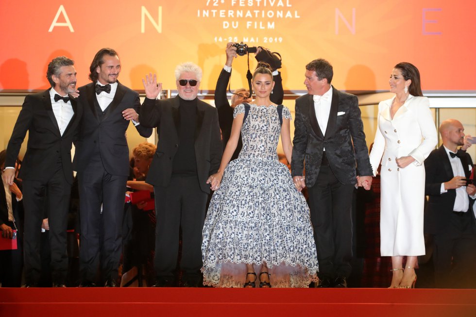 CANNES, FRANCE - MAY 17: (L-R) Leonardo Sbaraglia, Asier Etxeandia, Director Pedro Almodovar, Penelope Cruz, wearing Atelier Swarovski Fine Jewelry, Antonio Banderas and Nora Navas depart the screening of "Pain And Glory (Dolor Y Gloria/Douleur Et Gloire)" during the 72nd annual Cannes Film Festival on May 17, 2019 in Cannes, France. (Photo by Andreas Rentz/Getty Images) CANNES, FRANCE - MAY 17: (L-R) Leonardo Sbaraglia, Asier Etxeandia, Director Pedro Almodovar, Penelope Cruz, wearing Atelier Swarovski Fine Jewelry, Antonio Banderas and Nora Navas depart the screening of "Pain And Glory (Dolor Y Gloria/Douleur Et Gloire)" during the 72nd annual Cannes Film Festival on May 17, 2019 in Cannes, France. (Photo by Andreas Rentz/Getty Images)