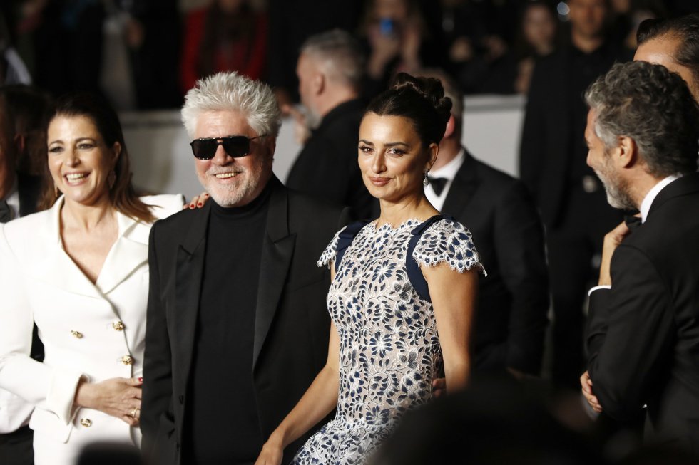 CANNES, FRANCE - MAY 17: (L-R) Nora Navas, Director Pedro Almodovar and Penelope Cruz, wearing Atelier Swarovski Fine Jewelry, depart the screening of "Pain And Glory (Dolor Y Gloria/Douleur Et Gloire)" during the 72nd annual Cannes Film Festival on May 17, 2019 in Cannes, France. (Photo by John Phillips/Getty Images) CANNES, FRANCE - MAY 17: (L-R) Nora Navas, Director Pedro Almodovar and Penelope Cruz, wearing Atelier Swarovski Fine Jewelry, depart the screening of "Pain And Glory (Dolor Y Gloria/Douleur Et Gloire)" during the 72nd annual Cannes Film Festival on May 17, 2019 in Cannes, France. (Photo by John Phillips/Getty Images)