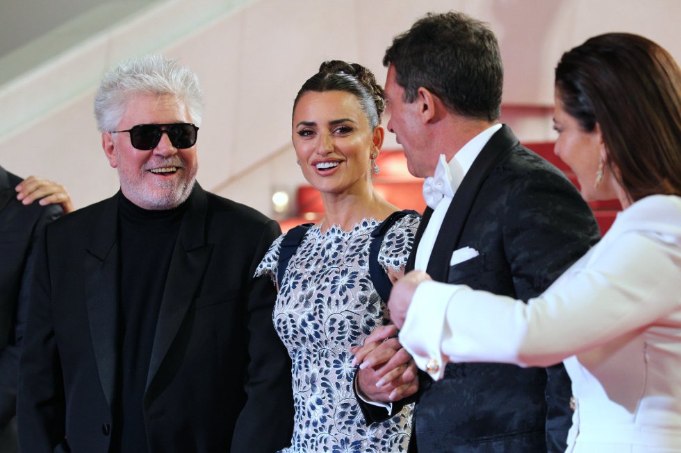 CANNES, FRANCE - MAY 17: Director Pedro Almodovar, Penelope Cruz, wearing Atelier Swarovski Fine Jewelry and Antonio Banderas depart the screening of "Pain And Glory (Dolor Y Gloria/Douleur Et Gloire)" during the 72nd annual Cannes Film Festival on May 17, 2019 in Cannes, France. (Photo by Gisela Schober/Getty Images) CANNES, FRANCE - MAY 17: Director Pedro Almodovar, Penelope Cruz, wearing Atelier Swarovski Fine Jewelry and Antonio Banderas depart the screening of "Pain And Glory (Dolor Y Gloria/Douleur Et Gloire)" during the 72nd annual Cannes Film Festival on May 17, 2019 in Cannes, France. (Photo by Gisela Schober/Getty Images)