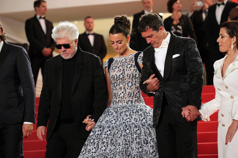 CANNES, FRANCE - MAY 17: Director Pedro Almodovar, Penelope Cruz, wearing Atelier Swarovski Fine Jewelry and Antonio Banderas depart the screening of "Pain And Glory (Dolor Y Gloria/Douleur Et Gloire)" during the 72nd annual Cannes Film Festival on May 17, 2019 in Cannes, France. (Photo by Gisela Schober/Getty Images) CANNES, FRANCE - MAY 17: Director Pedro Almodovar, Penelope Cruz, wearing Atelier Swarovski Fine Jewelry and Antonio Banderas depart the screening of "Pain And Glory (Dolor Y Gloria/Douleur Et Gloire)" during the 72nd annual Cannes Film Festival on May 17, 2019 in Cannes, France. (Photo by Gisela Schober/Getty Images)