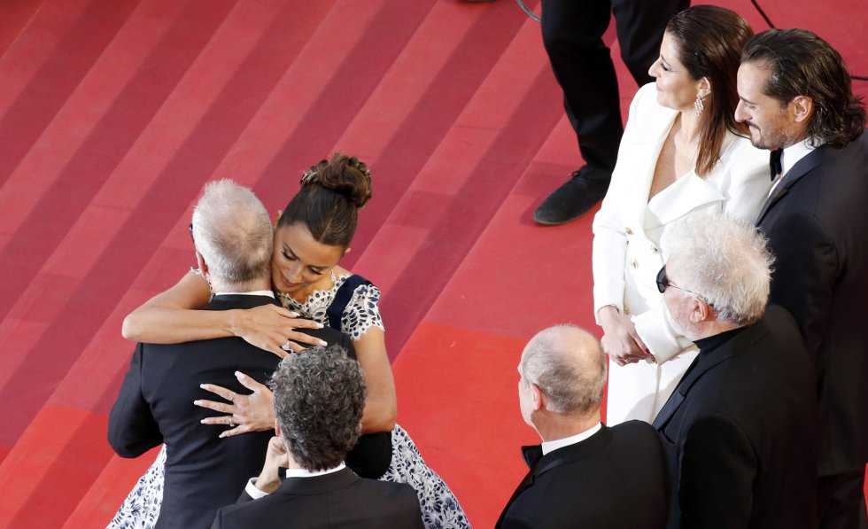 72nd Cannes Film Festival - Screening of the film "Pain and Glory" (Dolor y gloria) in competition - Red Carpet Arrivals - Cannes, France, May 17, 2019. Director Pedro Almodovar and cast members Penelope Cruz and Antonio Banderas pose. REUTERS/Jean-Paul Pelissier 72nd Cannes Film Festival - Screening of the film "Pain and Glory" (Dolor y gloria) in competition - Red Carpet Arrivals - Cannes, France, May 17, 2019. Director Pedro Almodovar and cast members Penelope Cruz and Antonio Banderas pose. REUTERS/Jean-Paul Pelissier