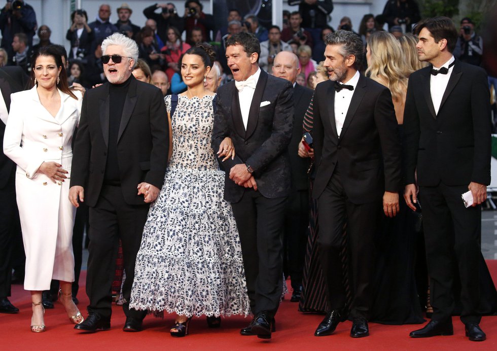 72nd Cannes Film Festival - Screening of the film "Pain and Glory" (Dolor y gloria) in competition - Red Carpet Arrivals - Cannes, France, May 17, 2019. Cast members Nora Navas, director Pedro Almodovar, Penelope Cruz, Antonio Banderas and Leonardo Sbaraglia pose. REUTERS/Stephane Mahe 72nd Cannes Film Festival - Screening of the film "Pain and Glory" (Dolor y gloria) in competition - Red Carpet Arrivals - Cannes, France, May 17, 2019. Cast members Nora Navas, director Pedro Almodovar, Penelope Cruz, Antonio Banderas and Leonardo Sbaraglia pose. REUTERS/Stephane Mahe