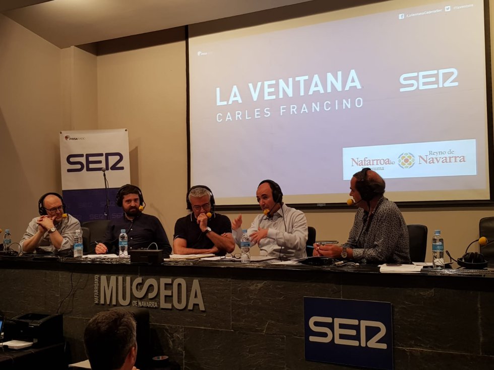 de izquierda a derecha el arquitecto Patxi Mangado, Javier Lorente , director de contenidos de la SER en Navarra, Carles Francino, Manu Ayerdi, Vicepresidente económico del gobierno Navarro, e Isaías Lafuente de izquierda a derecha el arquitecto Patxi Mangado, Javier Lorente , director de contenidos de la SER en Navarra, Carles Francino, Manu Ayerdi, Vicepresidente económico del gobierno Navarro, e Isaías Lafuente