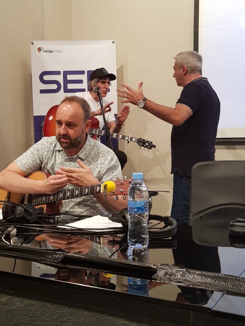 Carles Francino habla con Mikel Erentxun. En primer plano, Iñaki De la Torre probando Carles Francino habla con Mikel Erentxun. En primer plano, Iñaki De la Torre probando