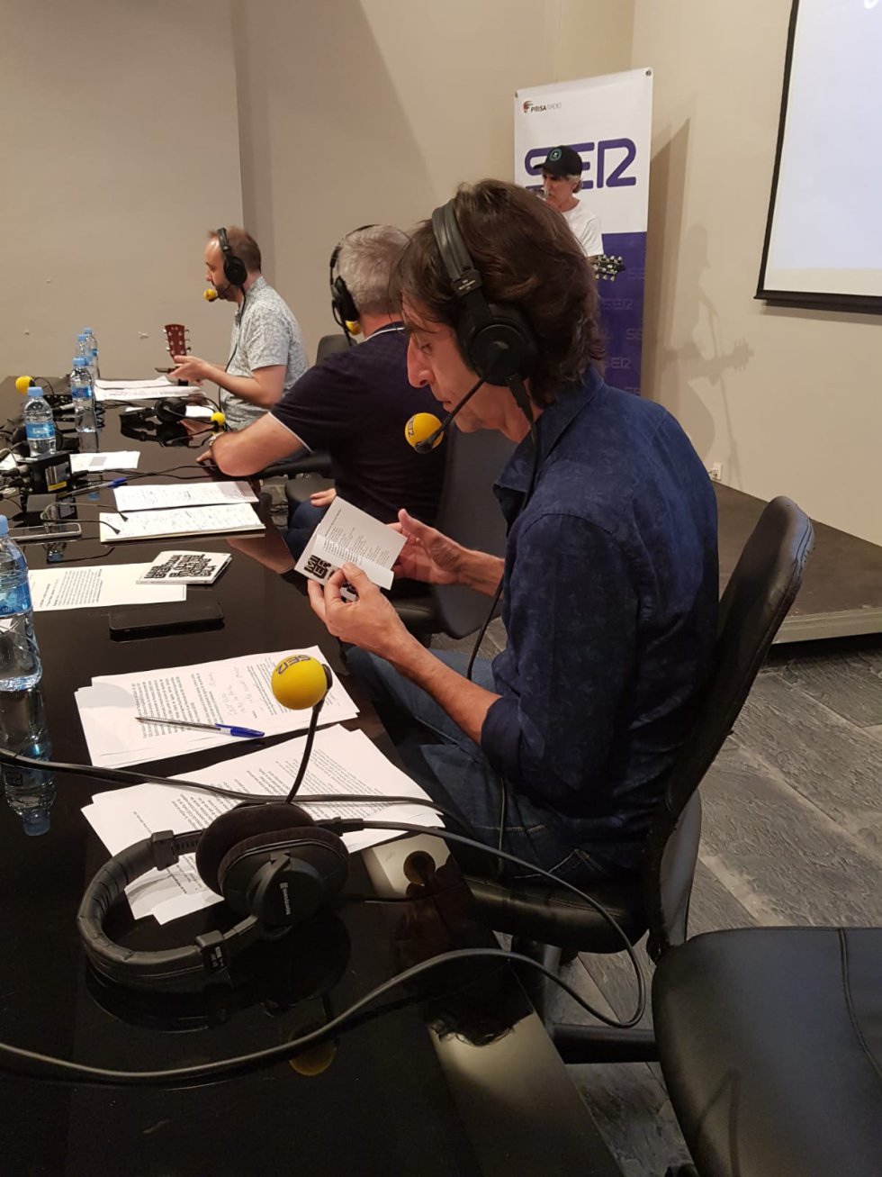Benjamín Prado va siguiendo la letra de la canción mientras canta Mikel Erentxun Benjamín Prado va siguiendo la letra de la canción mientras canta Mikel Erentxun