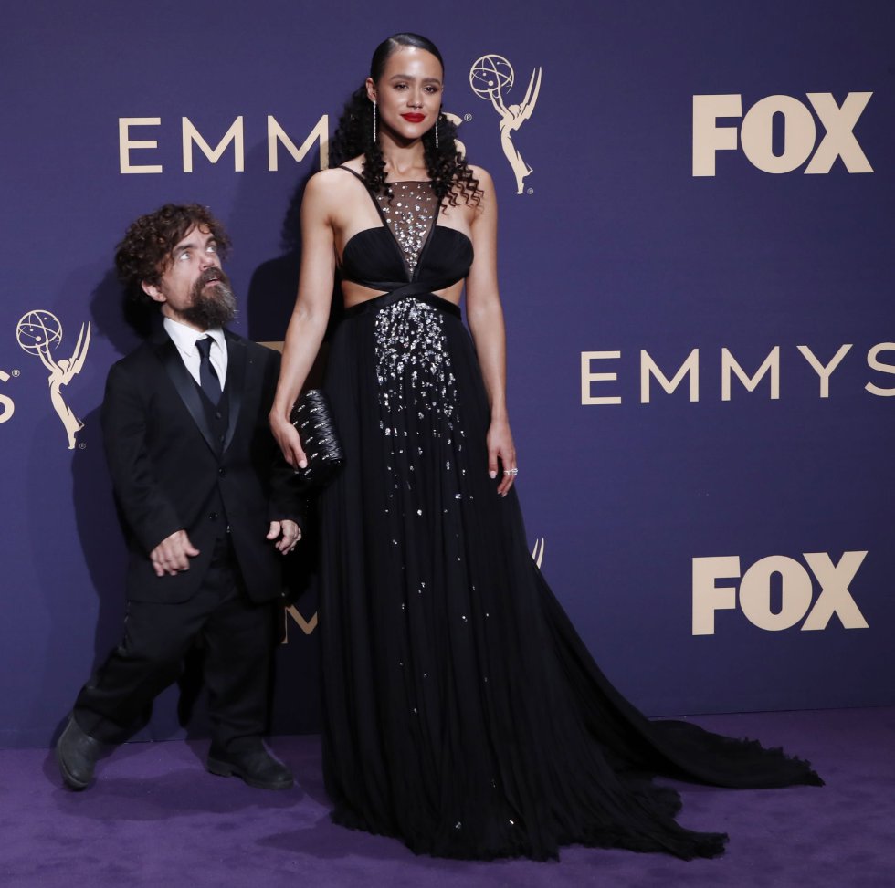 Peter Dinklage bromea con Nathalie Emmanuel. Peter Dinklage bromea con Nathalie Emmanuel.