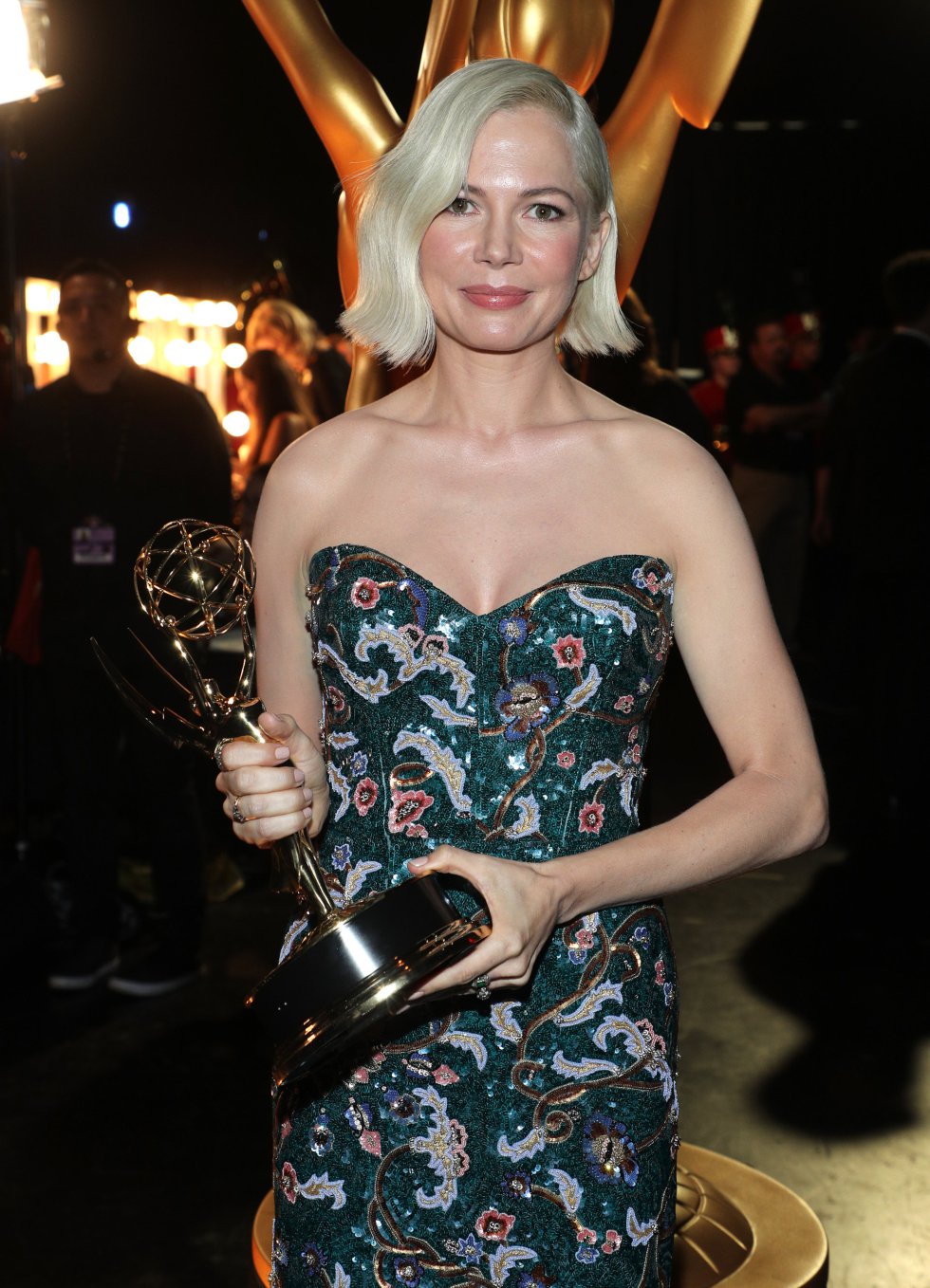 Michelle Williams posa con su premio. Michelle Williams posa con su premio.