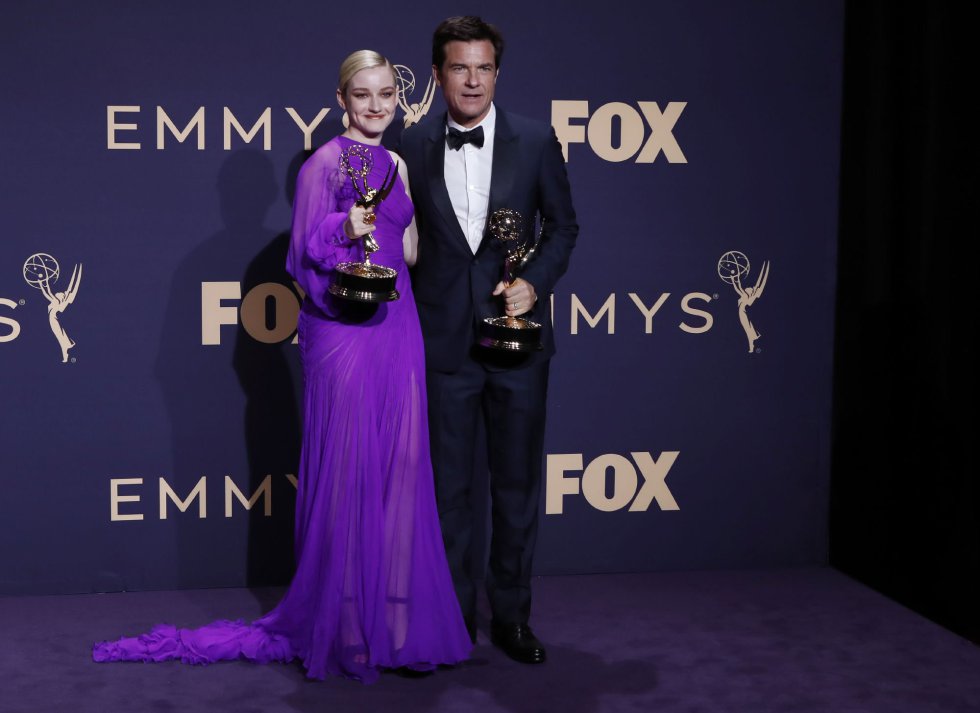 Jason Bateman y Julia Garner, en la gala. Jason Bateman y Julia Garner, en la gala.