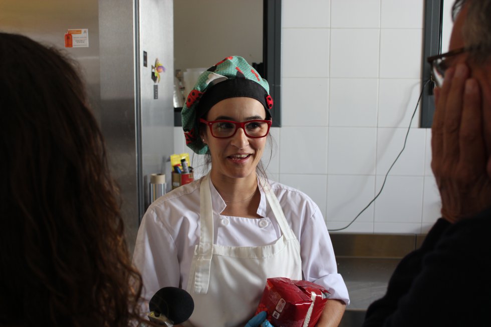 Valentina Rojo y Bru Rovira charlan con la cocinera del centro de día Valentina Rojo y Bru Rovira charlan con la cocinera del centro de día