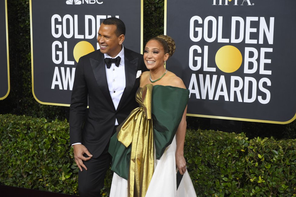 El vestido de la actriz y cantante Jennifer Lopez, que posa junto a Alex Rodriguez, ha sido uno de los más comentados de la alfombra roja de los globos de Oro. El vestido de la actriz y cantante Jennifer Lopez, que posa junto a Alex Rodriguez, ha sido uno de los más comentados de la alfombra roja de los globos de Oro.