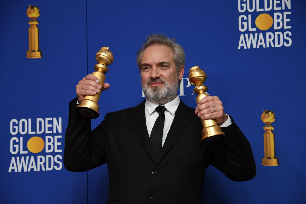 Sam Mendes, posando con los Globos de Oro al mejor director y a la mejro película dramática por su película '1917'. Sam Mendes, posando con los Globos de Oro al mejor director y a la mejro película dramática por su película '1917'.