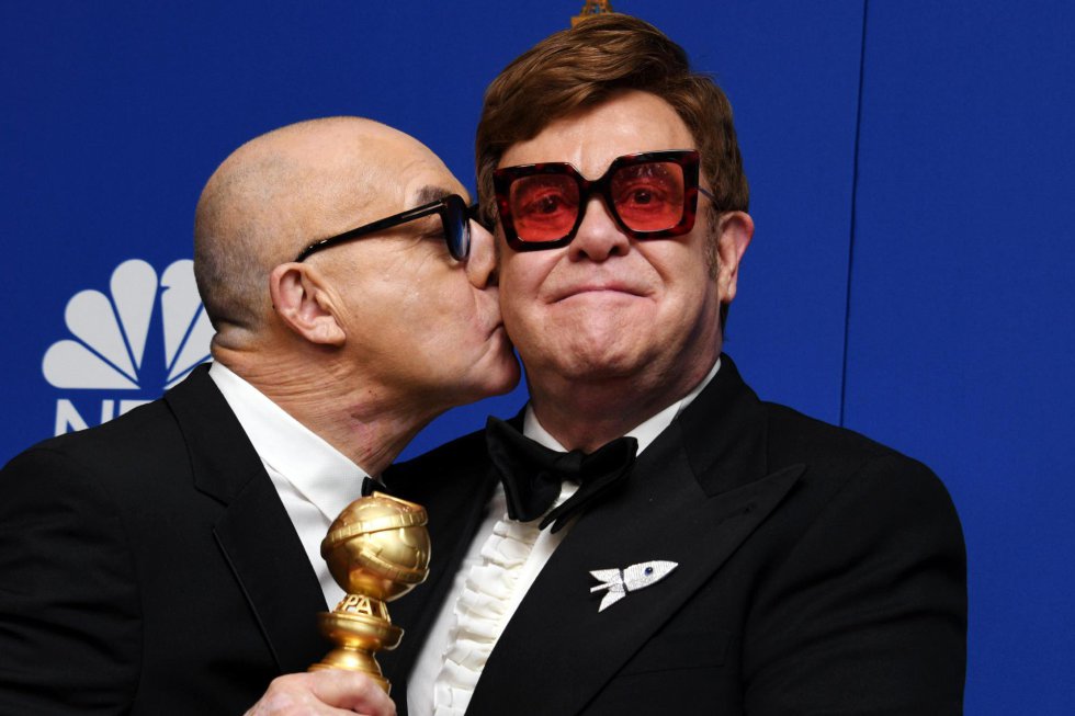 El Globo de Oro a la mejor canción original se lo han llevado Bernie Taupin y Elton John (d) por su tema 'I'm Gonna Love Me Again', incluido en el filme 'Rocketman'. El Globo de Oro a la mejor canción original se lo han llevado Bernie Taupin y Elton John (d) por su tema 'I'm Gonna Love Me Again', incluido en el filme 'Rocketman'.