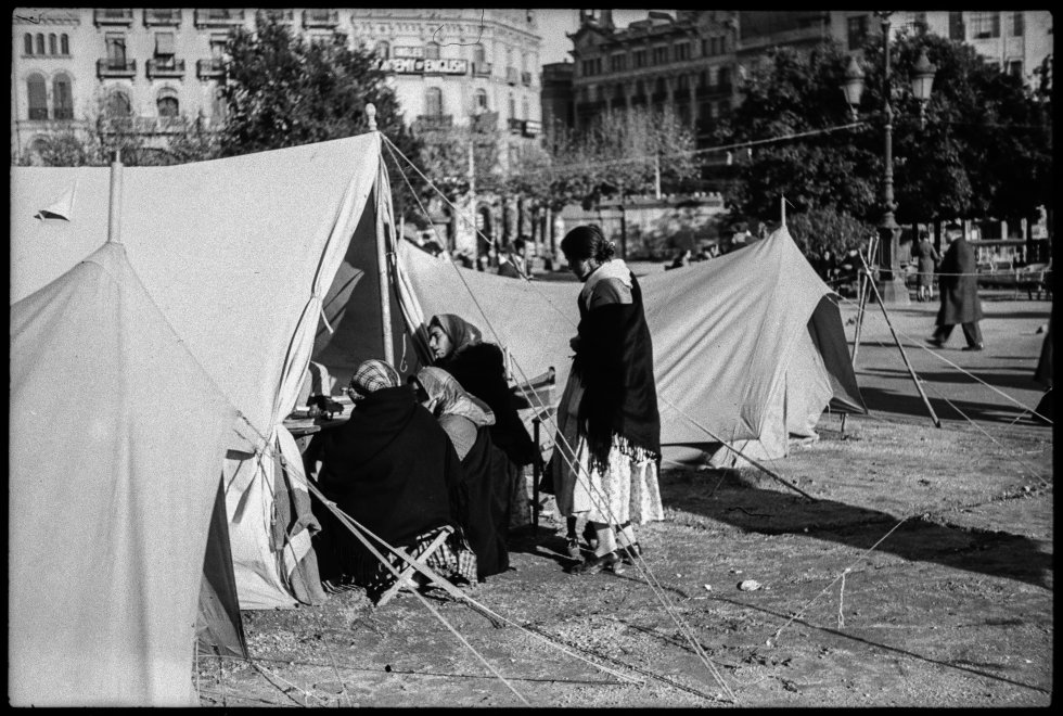 El libro es todo un recorrido por la sociedad de aquellos años. Desde la inocencia previa a la guerra a los estragos de los bombardeos, la propaganda, la pobreza, la hambruna o los refugiados malagueños en Barcelona tras la Desbandá. El libro es todo un recorrido por la sociedad de aquellos años. Desde la inocencia previa a la guerra a los estragos de los bombardeos, la propaganda, la pobreza, la hambruna o los refugiados malagueños en Barcelona tras la Desbandá.