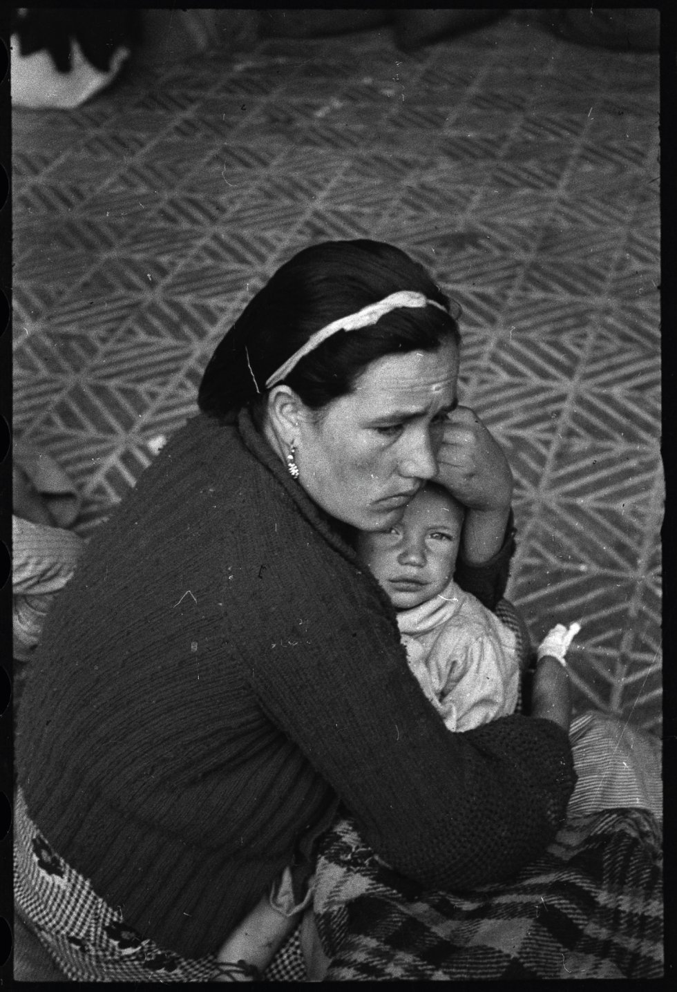 De las fotografías publicadas en 'La caja roja' la que emociona especialmente a Toni Monné es esta foto de una madre malagueña que no quiere mirar a la cámara con su bebé que sí que lo hace. Cree que es una foto que describe la condición de refugiado. De las fotografías publicadas en 'La caja roja' la que emociona especialmente a Toni Monné es esta foto de una madre malagueña que no quiere mirar a la cámara con su bebé que sí que lo hace. Cree que es una foto que describe la condición de refugiado.