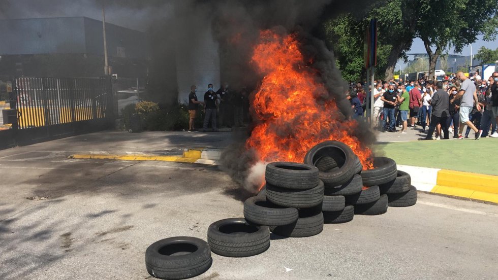 Trabajadores protestan por el cierre de Nissan. Trabajadores protestan por el cierre de Nissan.