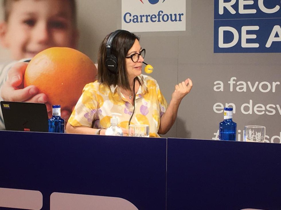 Especial 'Hoy por Hoy' con Àngels Barceló desde el Carrefour de Alcobendas en Madrid con invitados como la cantante Ana Belén y el exfutbolista y director deportivo del Athletic Club, Rafa Alkorta. El objetivo es apoyar la operación #KilosDeSolidaridad, campaña solidaria de recogida de alimentos para paliar la situación de emergencia que viven muchas familias españolas después de la pandemia de coronavirus. Especial 'Hoy por Hoy' con Àngels Barceló desde el Carrefour de Alcobendas en Madrid con invitados como la cantante Ana Belén y el exfutbolista y director deportivo del Athletic Club, Rafa Alkorta. El objetivo es apoyar la operación #KilosDeSolidaridad, campaña solidaria de recogida de alimentos para paliar la situación de emergencia que viven muchas familias españolas después de la pandemia de coronavirus.