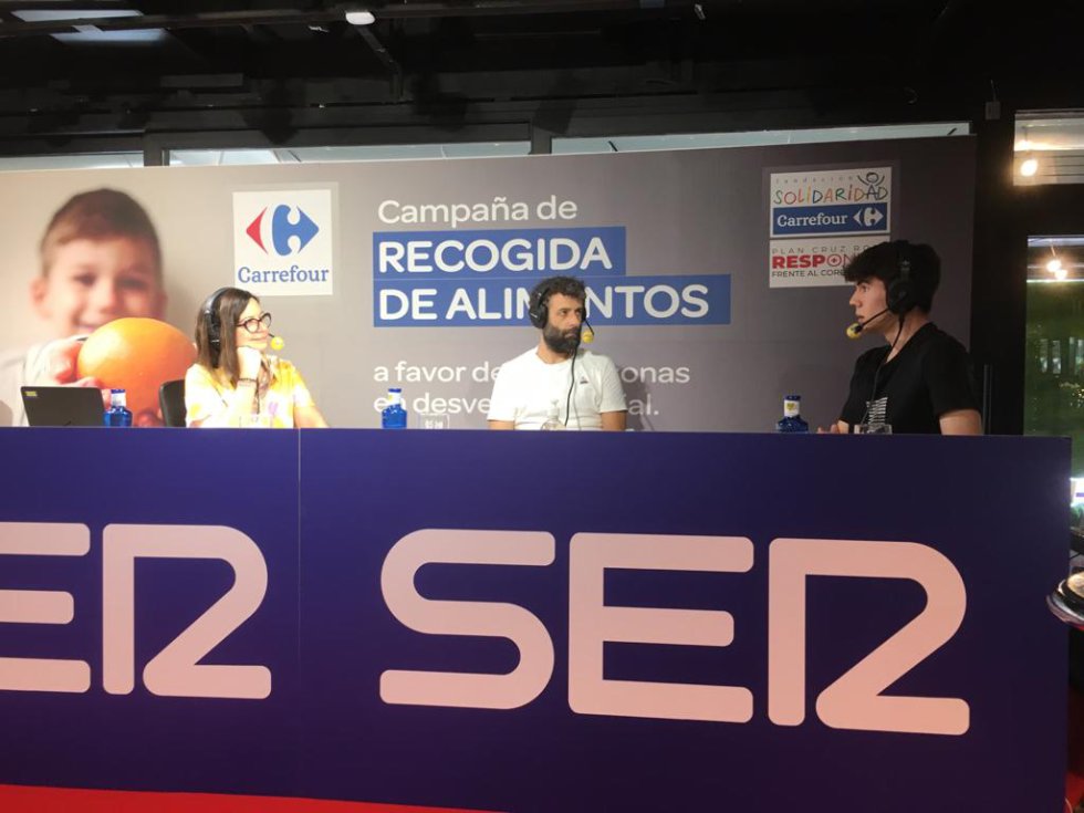 Especial 'Hoy por Hoy' con Àngels Barceló desde el Carrefour de Alcobendas en Madrid con invitados como la cantante Ana Belén y el exfutbolista y director deportivo del Athletic Club, Rafa Alkorta. El objetivo es apoyar la operación #KilosDeSolidaridad, campaña solidaria de recogida de alimentos para paliar la situación de emergencia que viven muchas familias españolas después de la pandemia de coronavirus. Especial 'Hoy por Hoy' con Àngels Barceló desde el Carrefour de Alcobendas en Madrid con invitados como la cantante Ana Belén y el exfutbolista y director deportivo del Athletic Club, Rafa Alkorta. El objetivo es apoyar la operación #KilosDeSolidaridad, campaña solidaria de recogida de alimentos para paliar la situación de emergencia que viven muchas familias españolas después de la pandemia de coronavirus.
