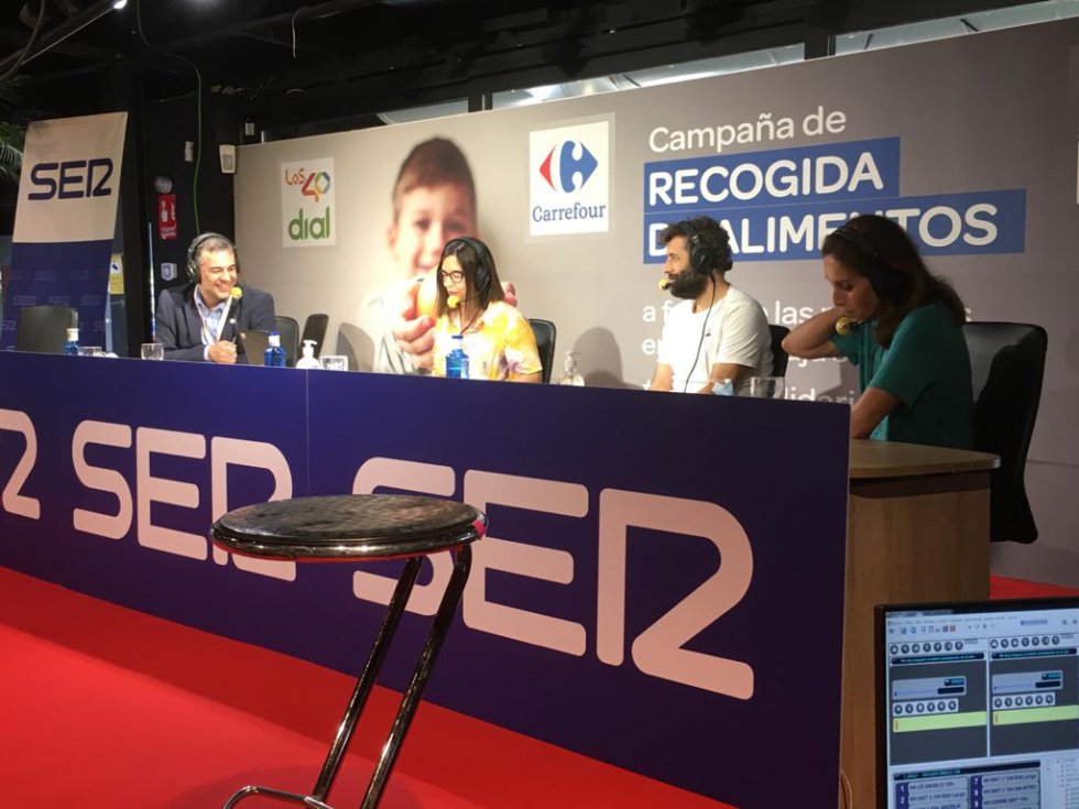 Especial 'Hoy por Hoy' con Àngels Barceló desde el Carrefour de Alcobendas en Madrid con invitados como la cantante Ana Belén y el exfutbolista y director deportivo del Athletic Club, Rafa Alkorta. El objetivo es apoyar la operación #KilosDeSolidaridad, campaña solidaria de recogida de alimentos para paliar la situación de emergencia que viven muchas familias españolas después de la pandemia de coronavirus. Especial 'Hoy por Hoy' con Àngels Barceló desde el Carrefour de Alcobendas en Madrid con invitados como la cantante Ana Belén y el exfutbolista y director deportivo del Athletic Club, Rafa Alkorta. El objetivo es apoyar la operación #KilosDeSolidaridad, campaña solidaria de recogida de alimentos para paliar la situación de emergencia que viven muchas familias españolas después de la pandemia de coronavirus.