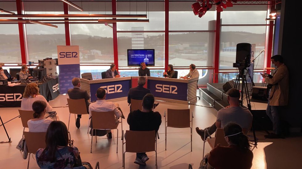 Los oyentes de la Cadena SER en A Coruña asisten a la emisión en directo del programa especial desde MEGA (Mundo Estrella Galicia) Los oyentes de la Cadena SER en A Coruña asisten a la emisión en directo del programa especial desde MEGA (Mundo Estrella Galicia)