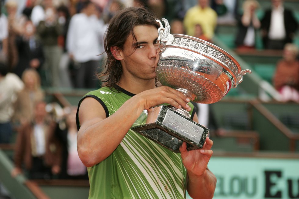 Rafa Nadal besa su prifer trofeo en Roland Garros 2005 Rafa Nadal besa su prifer trofeo en Roland Garros 2005
