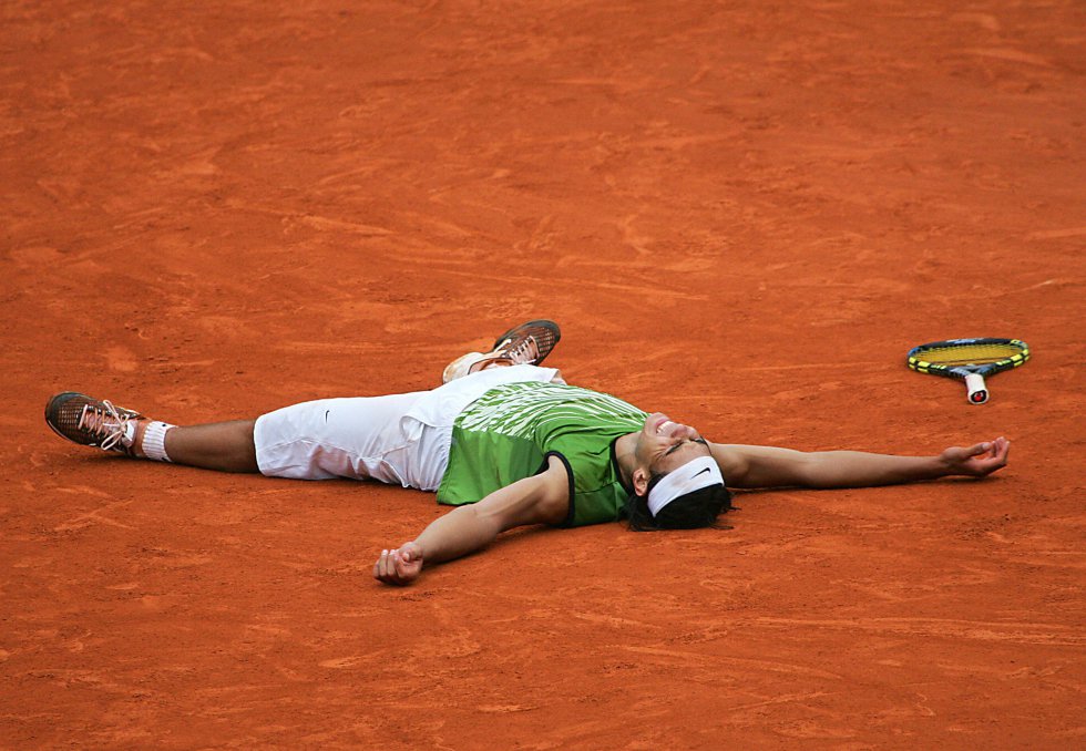 Rafa Nadal se lanza al suelo para celebrar su primer Roland Garros Rafa Nadal se lanza al suelo para celebrar su primer Roland Garros