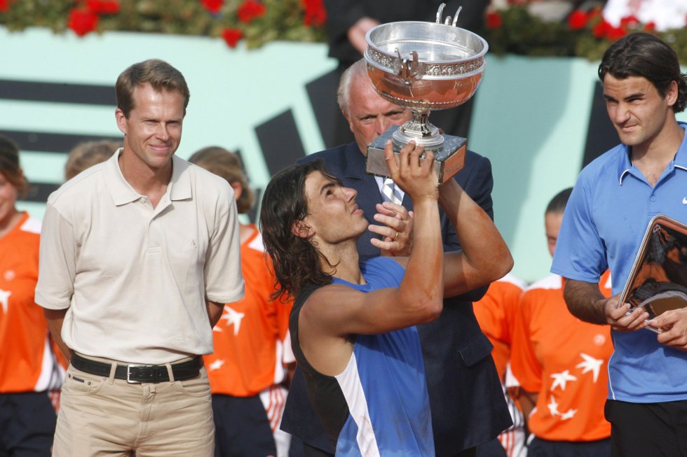 Rafa Nadal alza la copa del 2006 ante Roger Federer Rafa Nadal alza la copa del 2006 ante Roger Federer