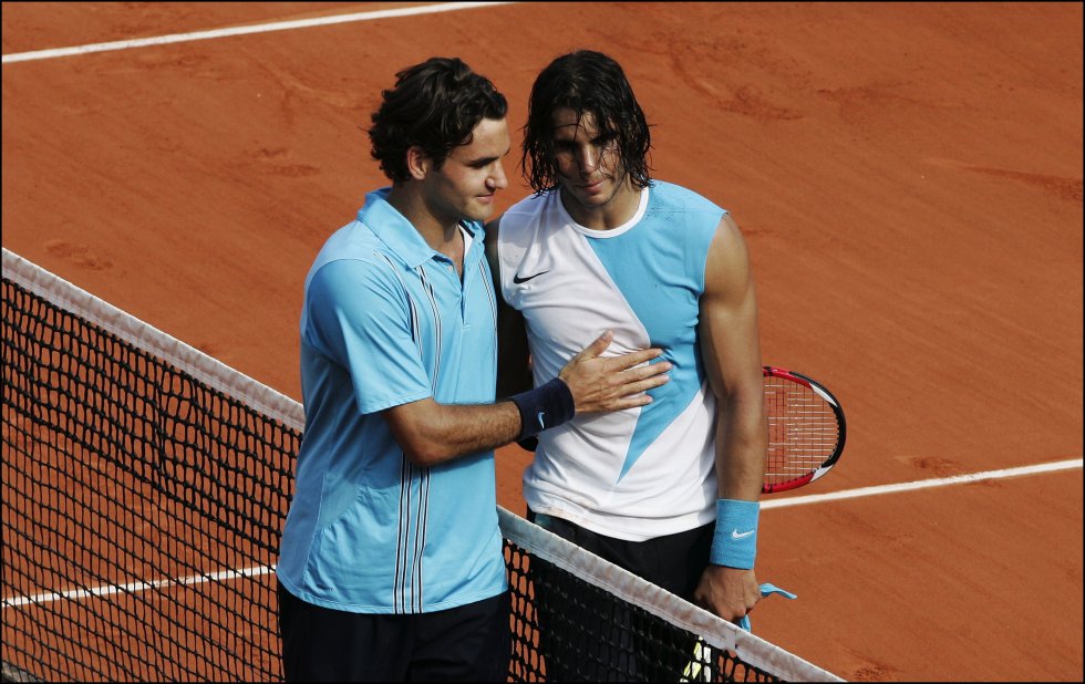 Roger Federer felicita a Rafa Nadal tras repetir triunfo en 2007 Roger Federer felicita a Rafa Nadal tras repetir triunfo en 2007