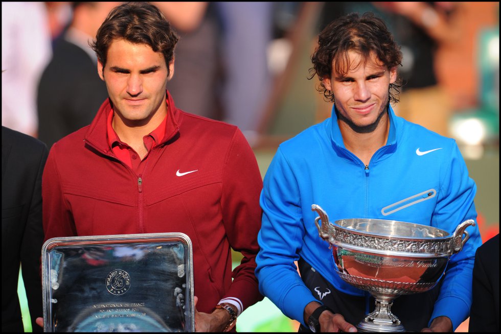 Rafa Nadal posa con el trofeo de campeón junto al subcampeón Roger Federer en Roland Garros 2011 Rafa Nadal posa con el trofeo de campeón junto al subcampeón Roger Federer en Roland Garros 2011