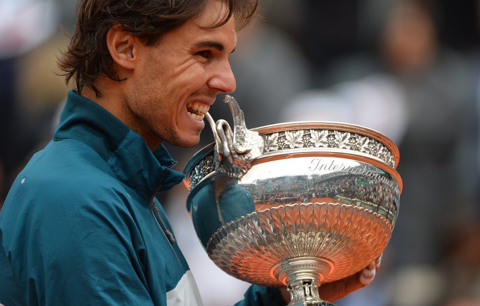 Rafa Nadal muerde el título de Roland Garros 2013 Rafa Nadal muerde el título de Roland Garros 2013
