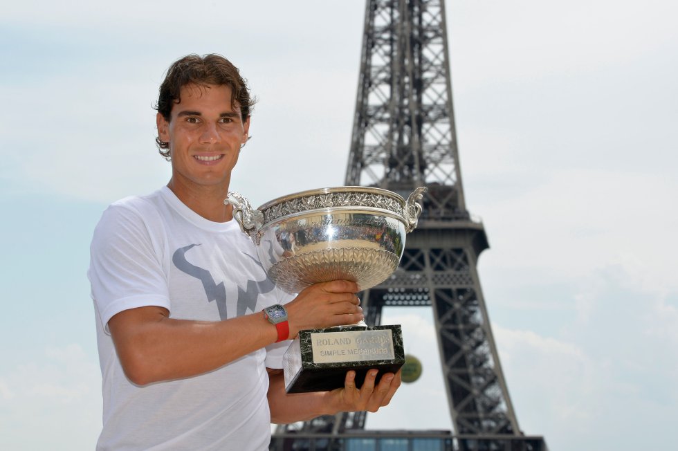 Rafa Nadal posa junto a la Torre Eiffel en 2014 Rafa Nadal posa junto a la Torre Eiffel en 2014