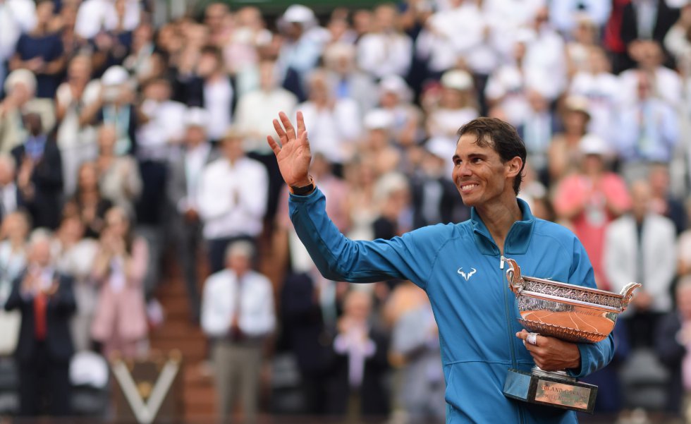 Rafa Nadal saluda con el trofeo de Roland Garros 2018 al público de la Philippe Chatrier Rafa Nadal saluda con el trofeo de Roland Garros 2018 al público de la Philippe Chatrier