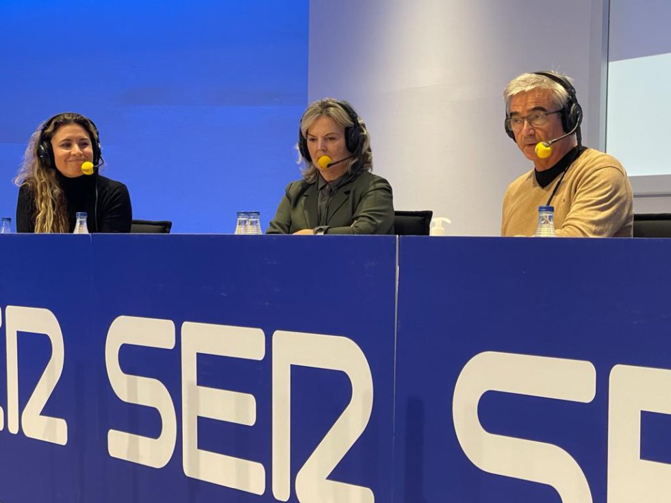 Elena Pinilla, investigadora del centro de tecnología nanofotónica de la Universitat de València (izquierda), Pilar Mateo, doctora en química por el CSIC y la Universitat de València (centro) y Carles Francino, director de 'La Ventana' Elena Pinilla, investigadora del centro de tecnología nanofotónica de la Universitat de València (izquierda), Pilar Mateo, doctora en química por el CSIC y la Universitat de València (centro) y Carles Francino, director de 'La Ventana'