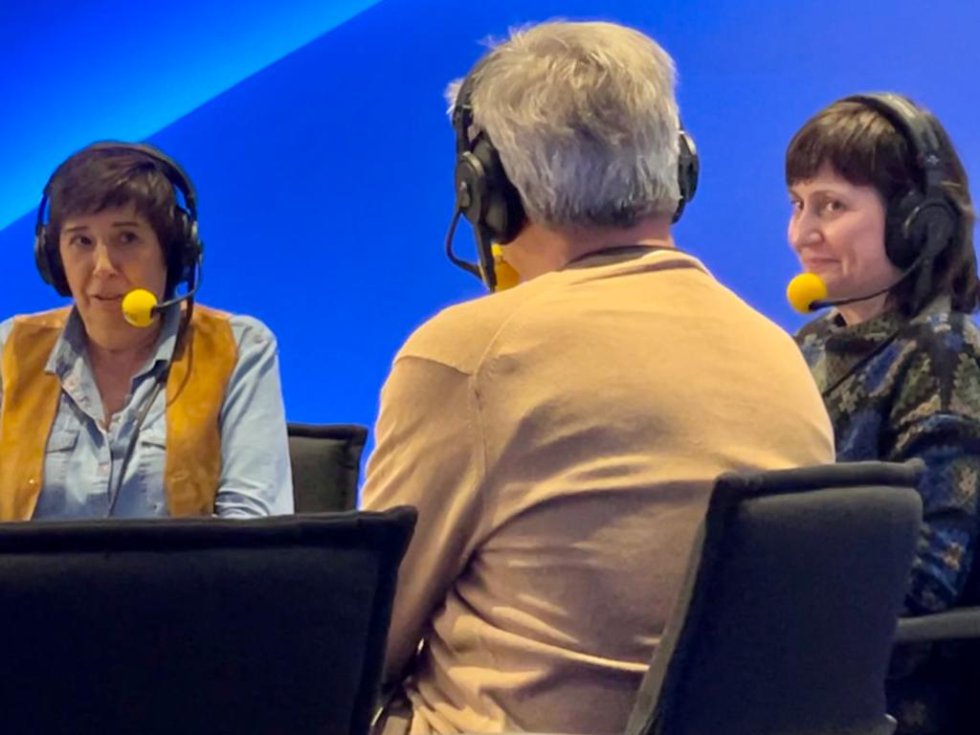 Nieves Concostrina, conductora del programa 'Pioneras' de Movistar + (izquierda), Carles Francino, director de 'La Ventana' (de espaldas) y Amparo Castellano, roductora ejecutiva de 'Pioneras' (derecha) Nieves Concostrina, conductora del programa 'Pioneras' de Movistar + (izquierda), Carles Francino, director de 'La Ventana' (de espaldas) y Amparo Castellano, roductora ejecutiva de 'Pioneras' (derecha)