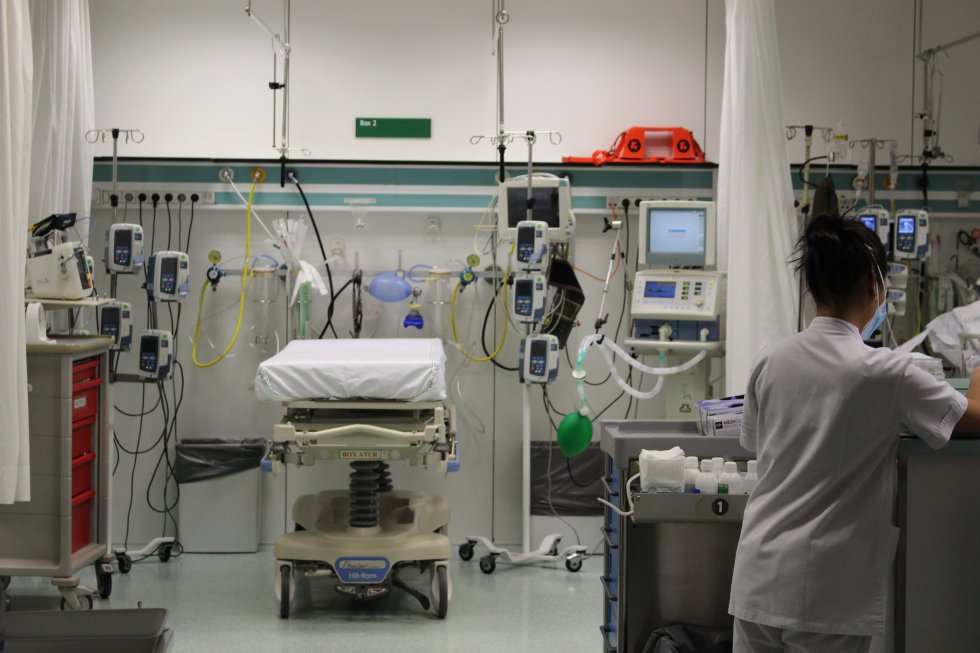 Una cama vacía en una sala de urgencias del Hospital Clínic de Barcelona Una cama vacía en una sala de urgencias del Hospital Clínic de Barcelona